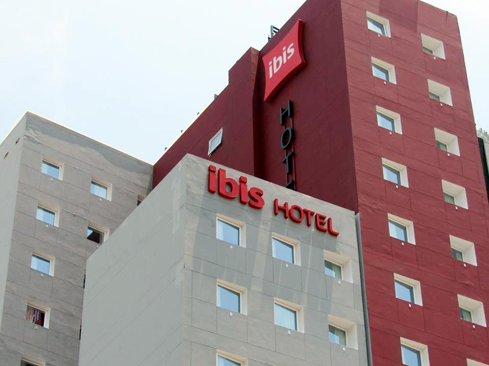 Claraboyas redondas en el Hotel Ibis Miraflores, en Lima, Perú. Llevando luz natural a cada rincón del planeta